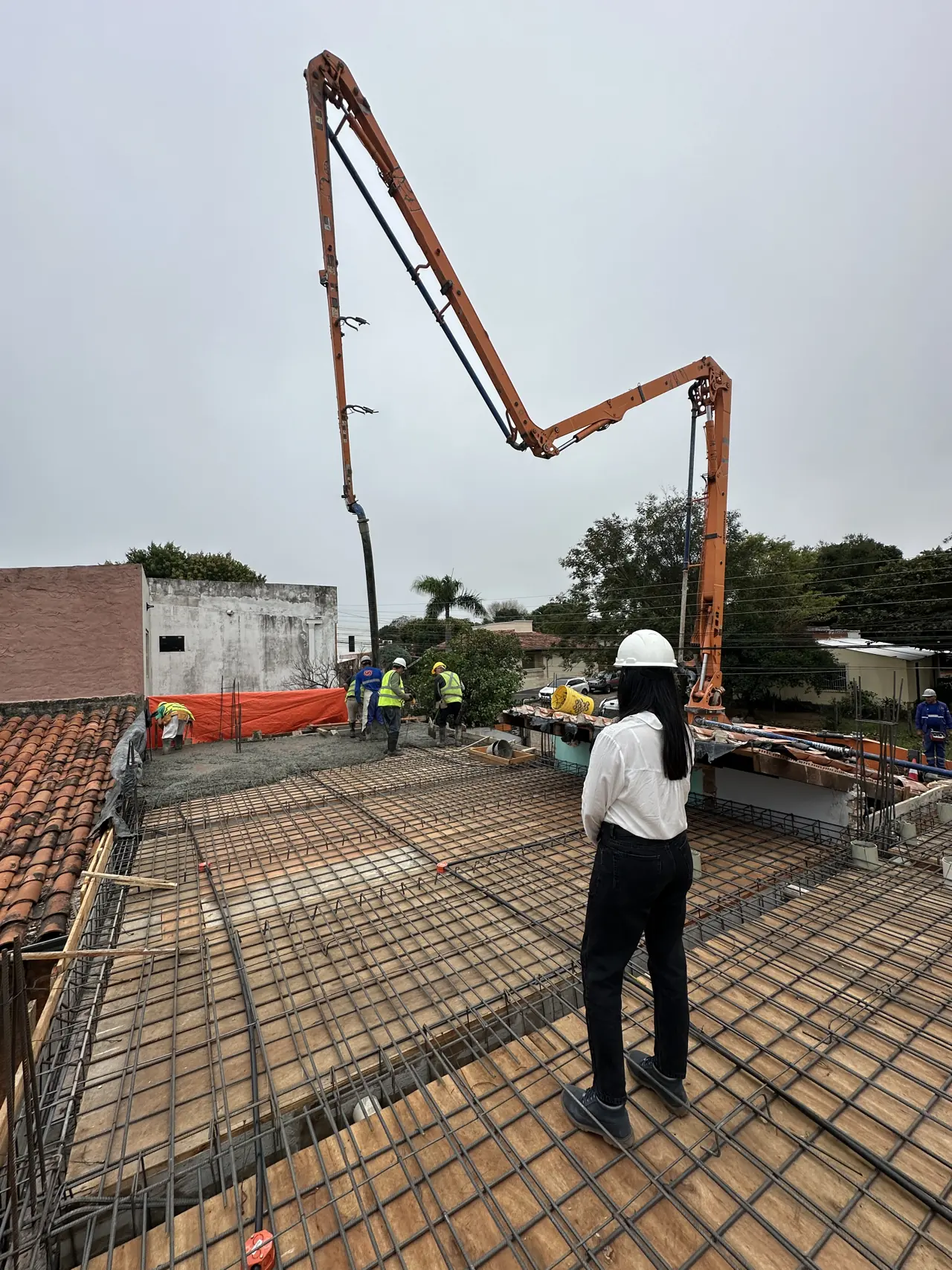 Analía supervisando la ejecución de una losa de hormigón