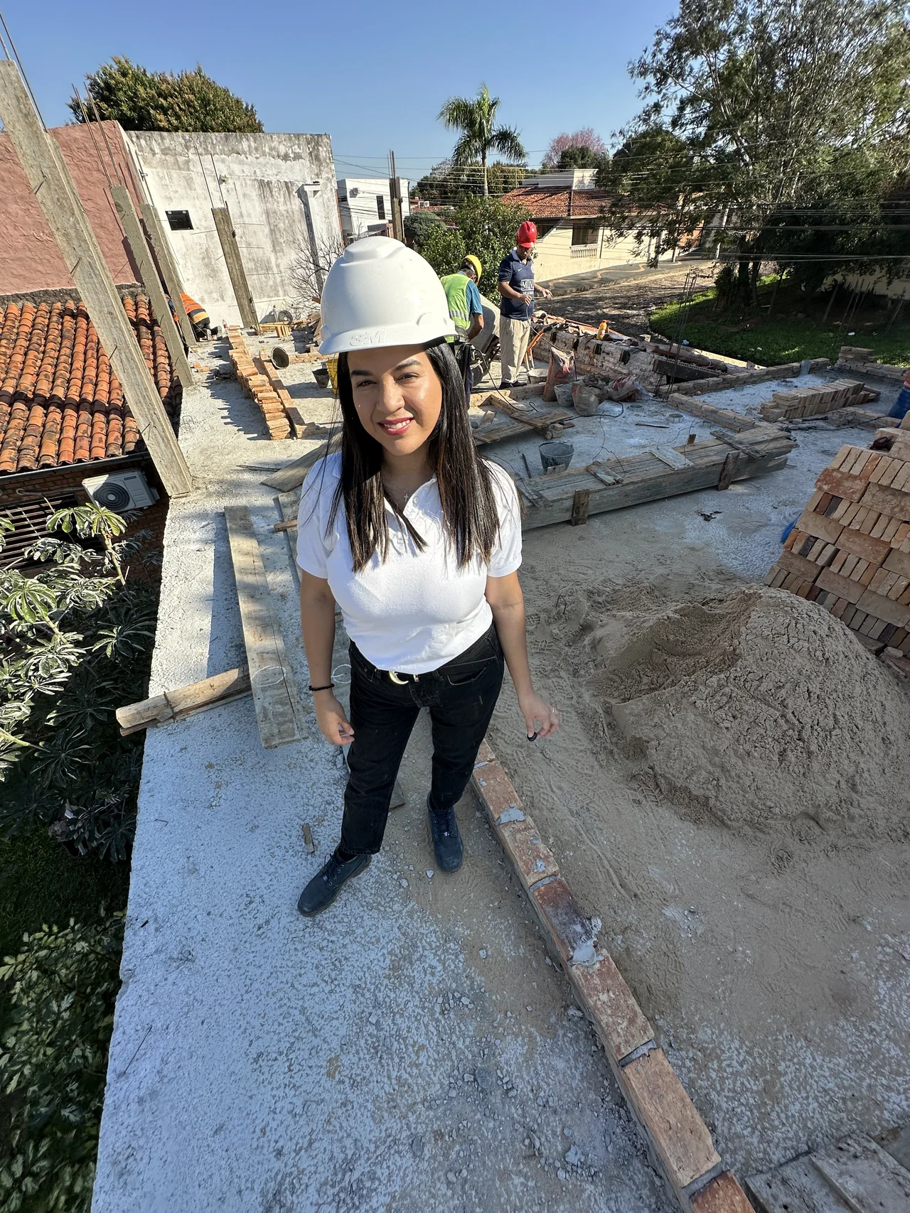 Analía recorriendo la planta de una vivienda en construcción